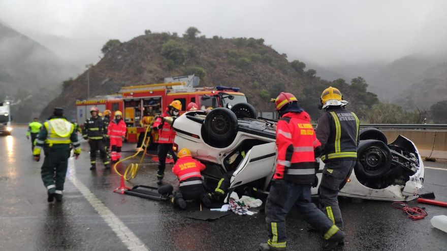 Una persona queda atrapada en su coche tras volcar en la A-45 en Casabermeja