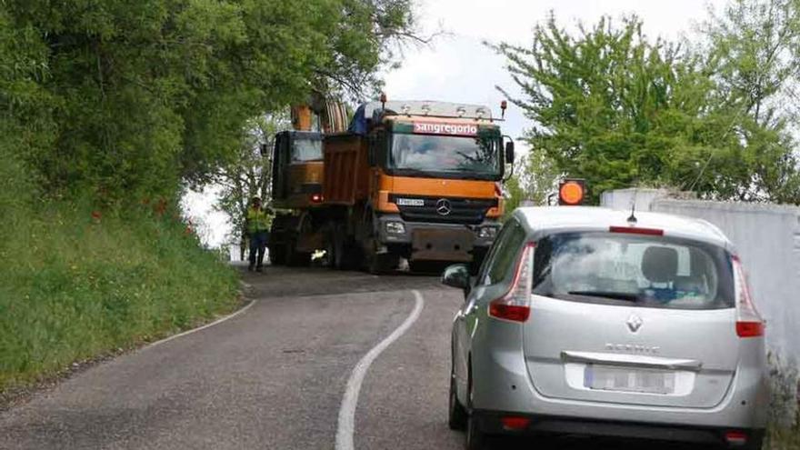 Un vehículo aguarda ante el semáforo instalado por los trabajos.