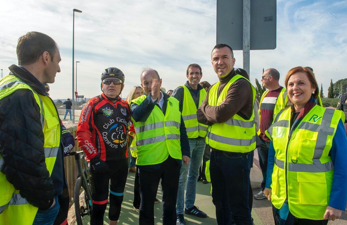 Mompó y Mazzolari, en una visita a uno de los puntos con marcas ciclistas