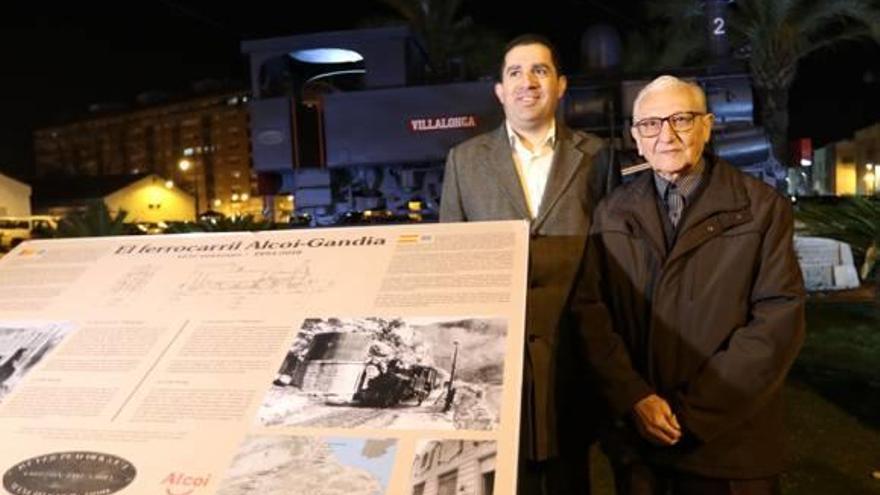 El alcalde y el que fuera jefe de estación de L&#039;Orxa junto al panel inaugurado anoche.