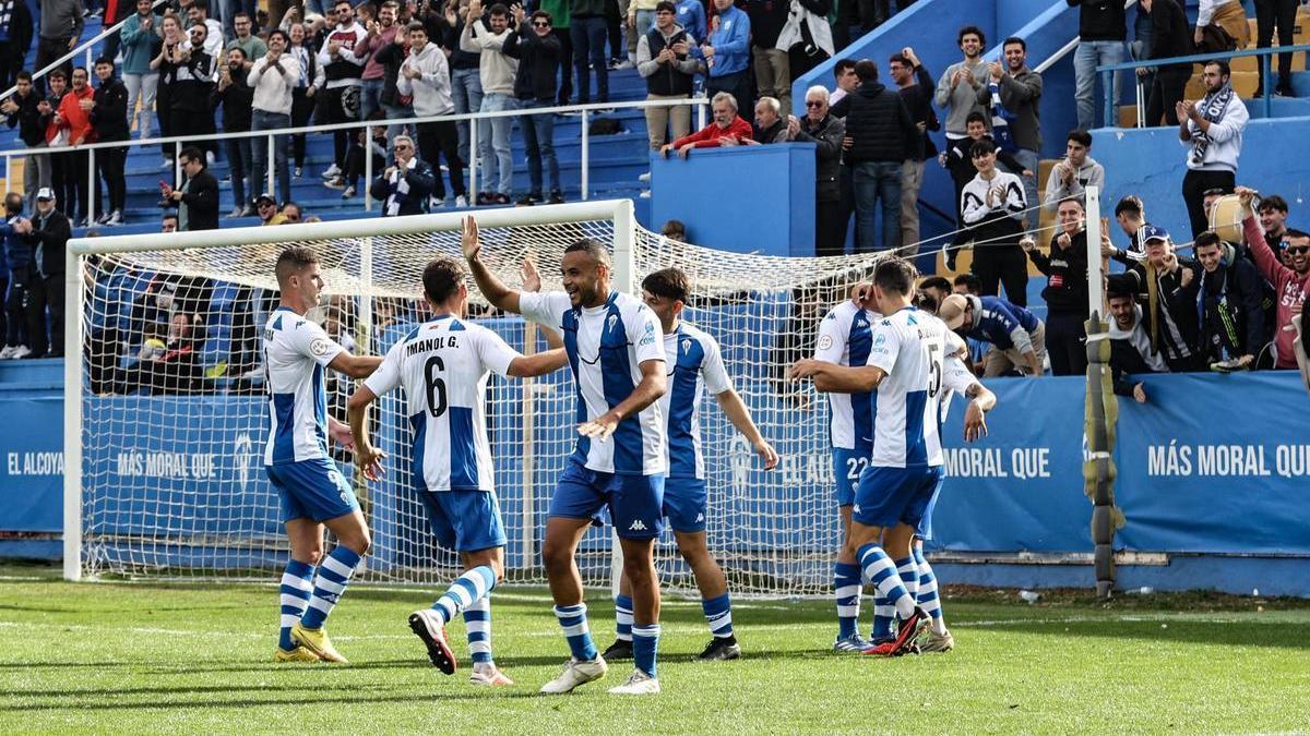 Pablo Ganet celebra un gol junto a sus compañeros