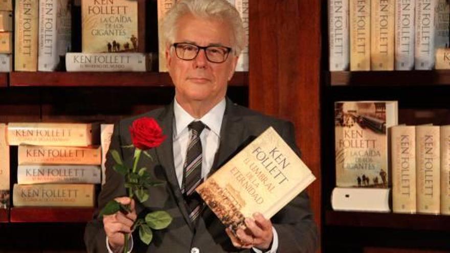 Ken Follett presenta un dels seus llibres a Barcelona amb la rosa de Sant Jordi a la mà.