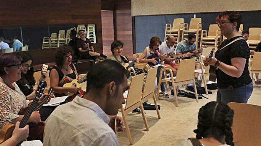 La profesora Marta Serrano, en el centro de la imagen, junto a los alumnos.