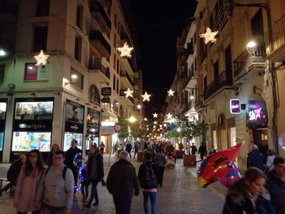 Im Rahmen eines bunten Programms auf dem Borne-Boulevard begann am Donnerstag (23.11.) das feierliche Glitzern.