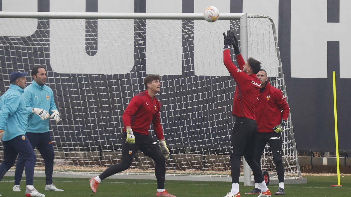 Valencia . Ciudad Deportiva del Valencia CF . Entrenamiento previo al partido de liga .