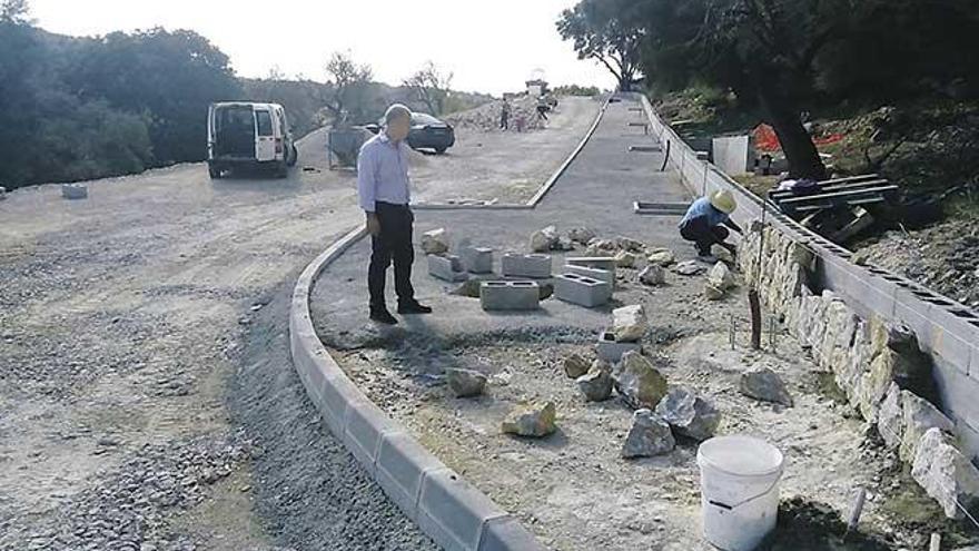 El alcalde de Costitx, Antoni Salas, efectuó ayer una inspección a las obras del vial.