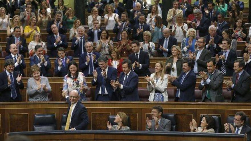 Els diputats del PP aplaudeixen després de l&#039;aprovació dels comptes