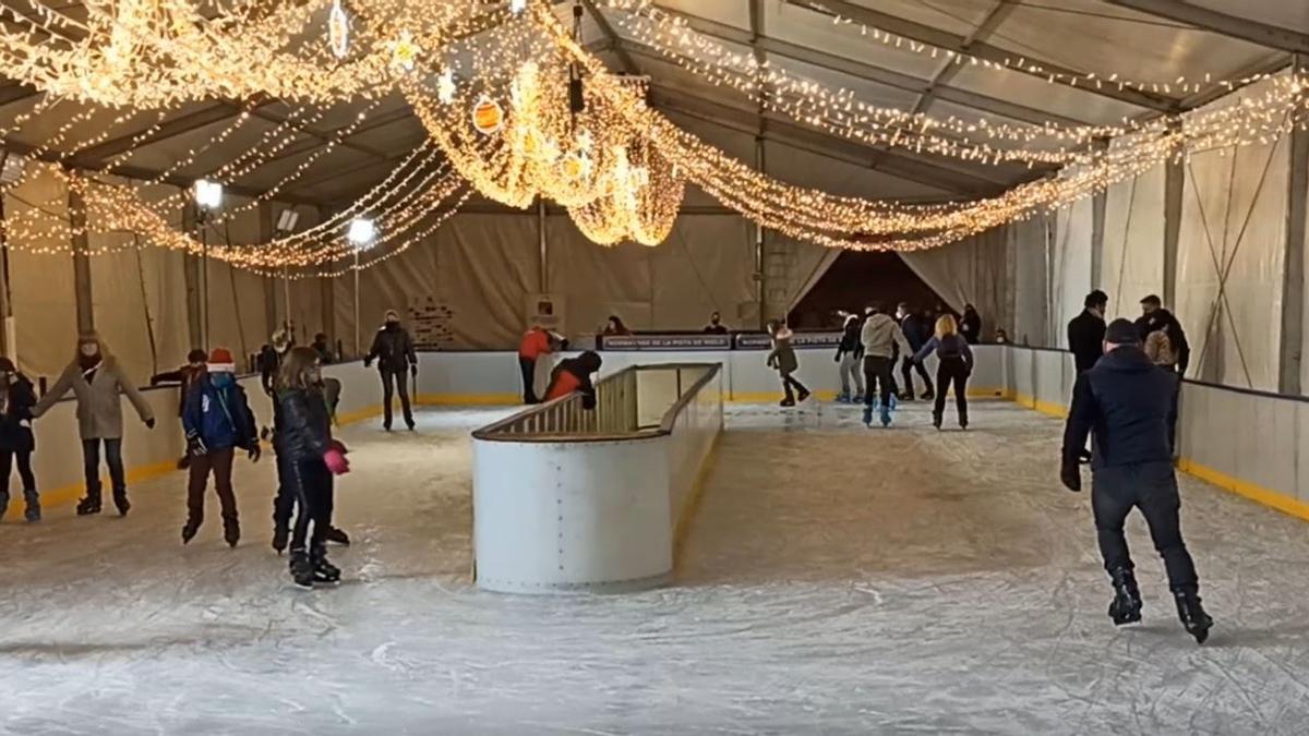 La feria de atracciones de Torrevieja acoge una pista de hielo natural estas Navidades