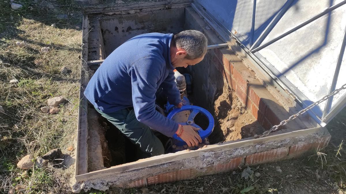 El exalcalde Mahiques, durante los trabajos de reparación del pozo.