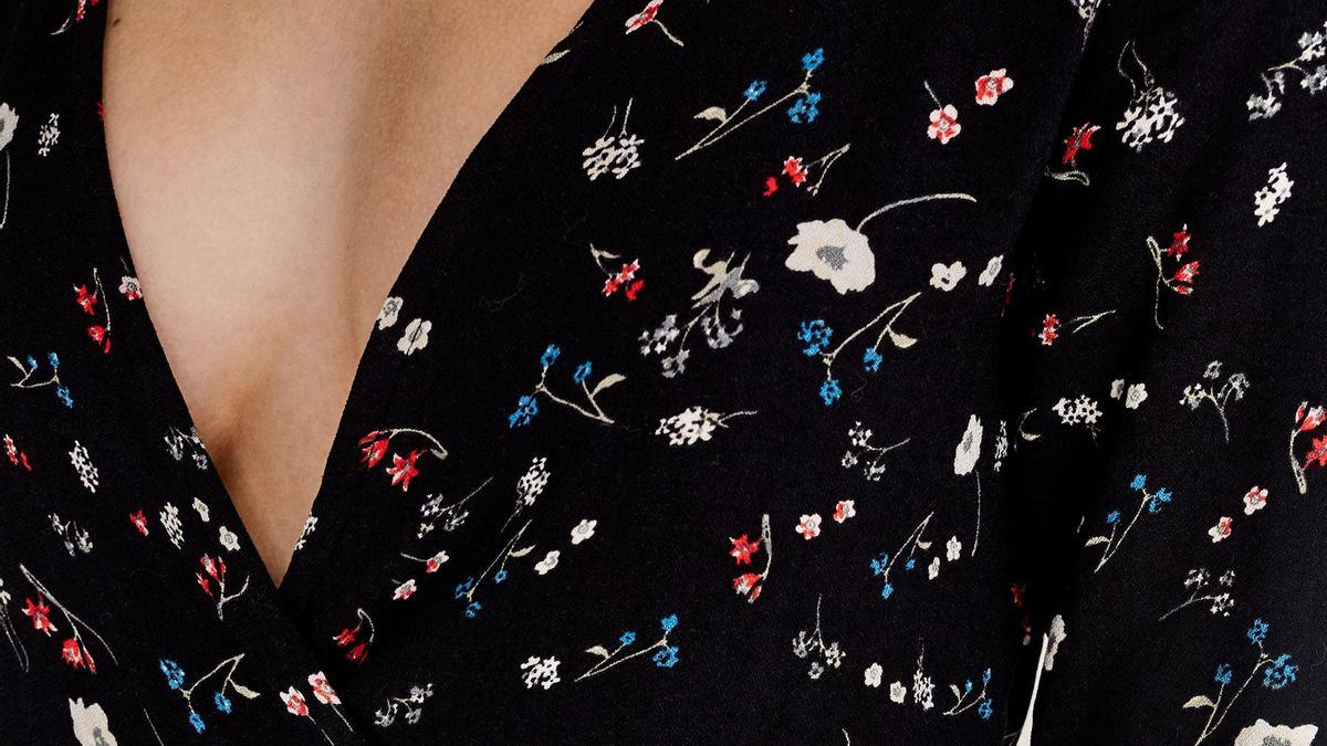 Vestido estampado de flores de Pull &amp; Bear (Precio: 9,99 euros)