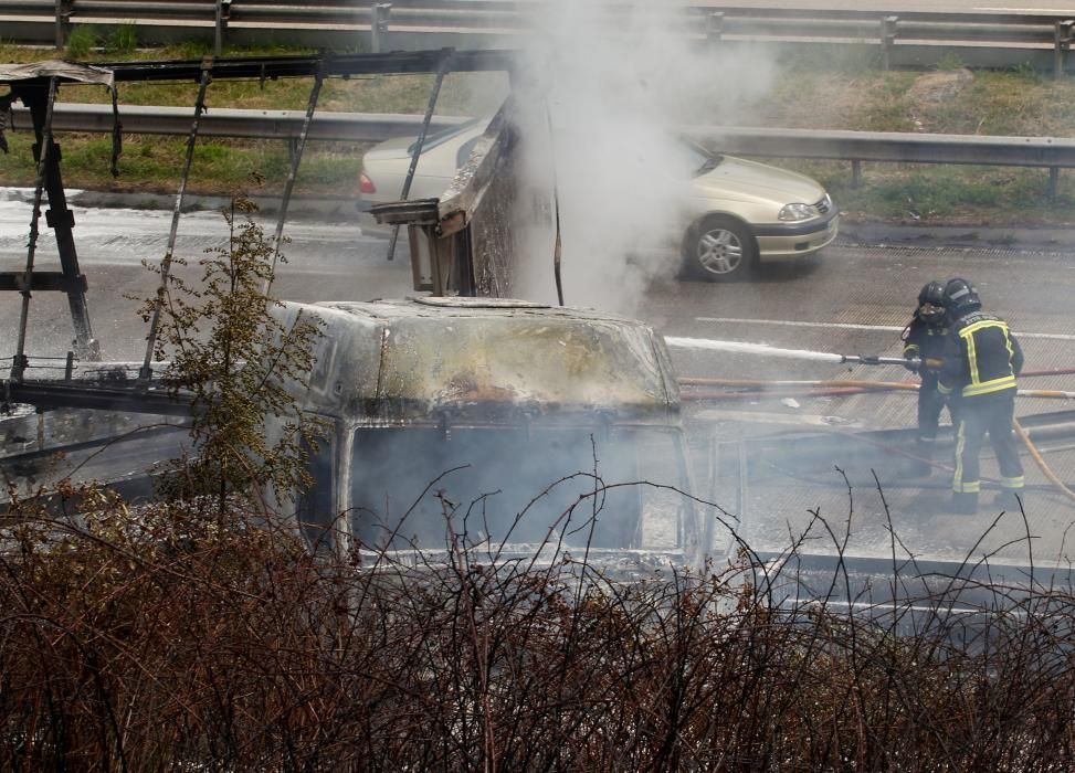 El incendio de un camión causa retenciones en la "