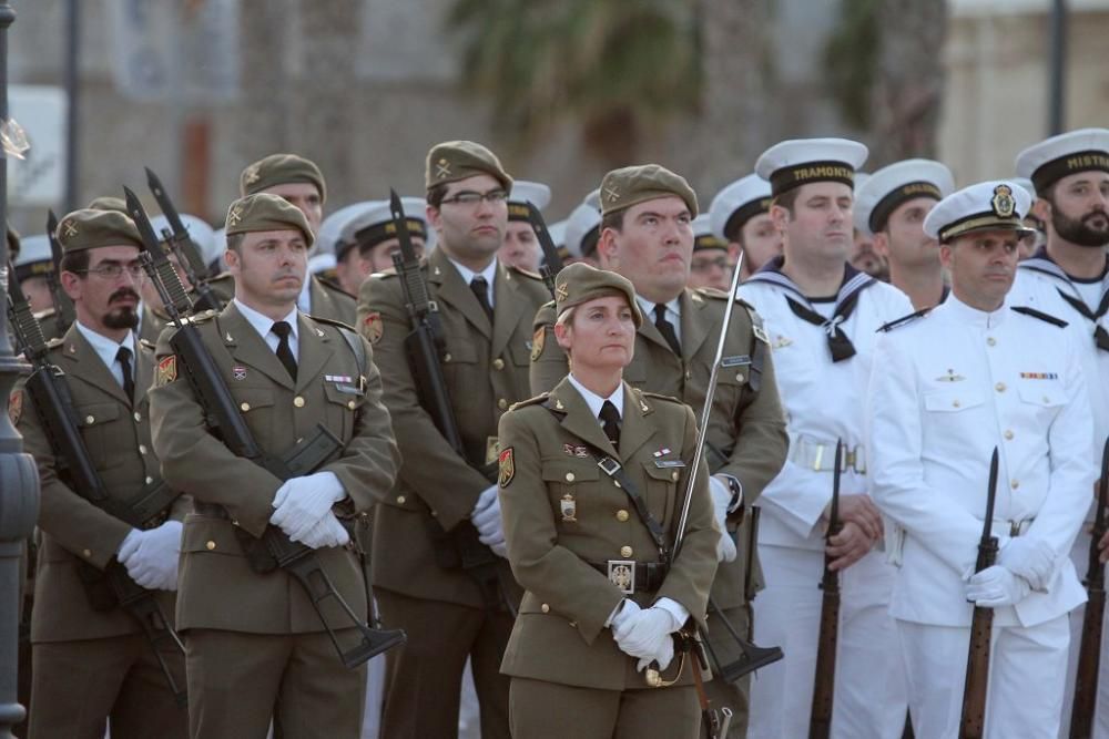 Honores a la bandera en el puerto