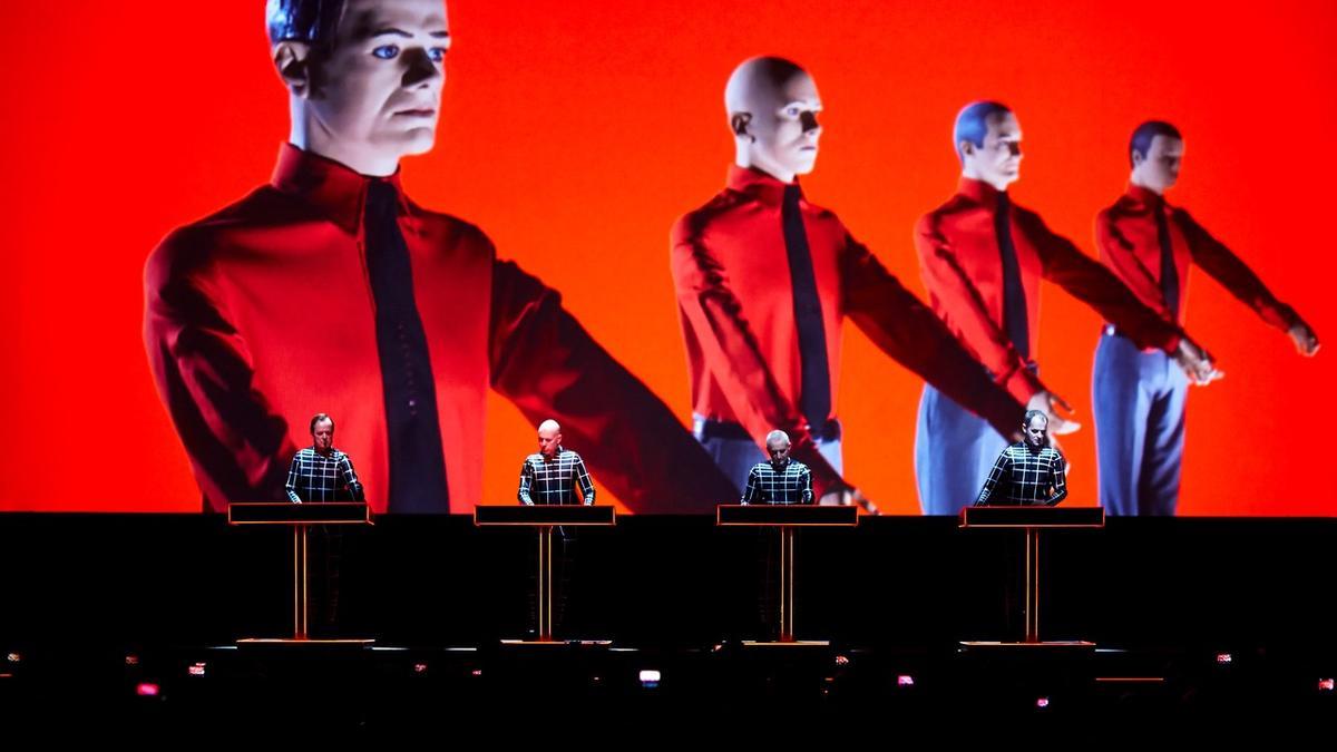 Kraftwerk destaca por sus puestas en escena con su música electrónica.