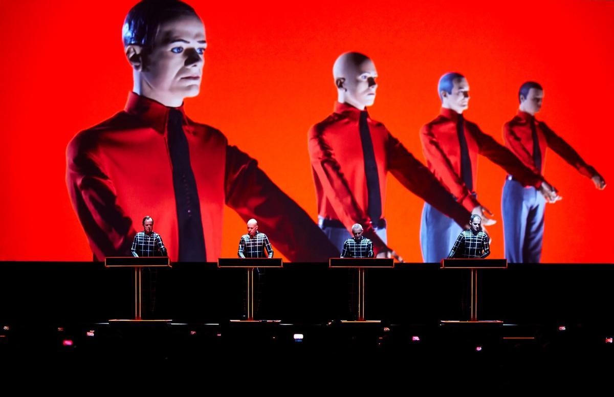 Kraftwerk destaca por sus puestas en escena con su música electrónica.