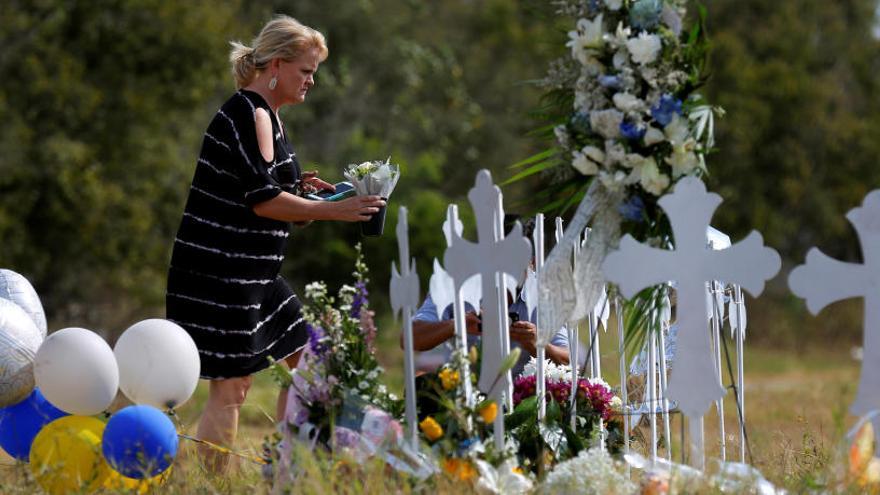 Una mujer visita el memorial en recuerdo a las víctimas.