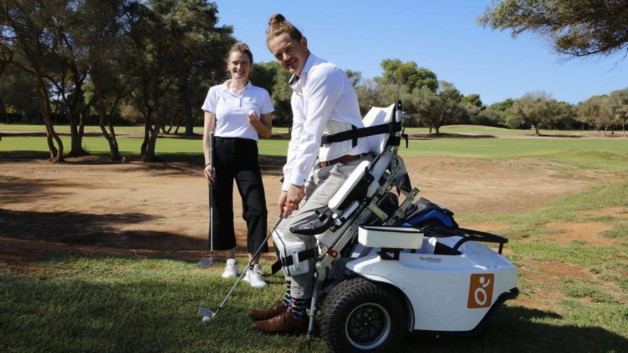 Jonas Nachtwey demonstriert, wie das Golfen mit dem Rollstuhl funktioniert. Für mehr Kraft ist der einhändige Griff aber besser.