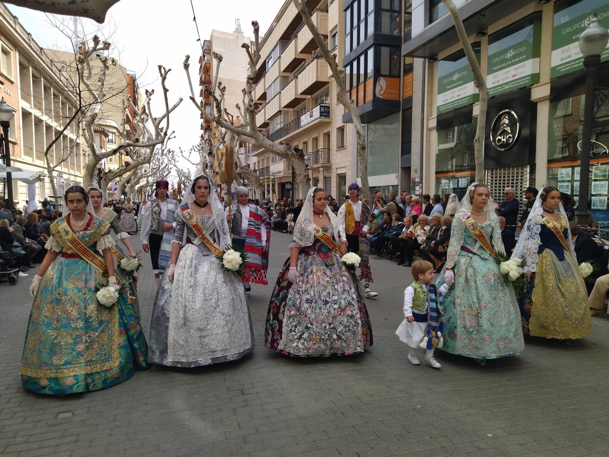 Puntual y diligente: magnífica ofrenda en las Fallas de Dénia (imágenes)