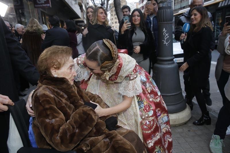 Consuelo Llobell, fallera mayor de València 2020, luce su exclusivo espolín en color Rosa Oporto