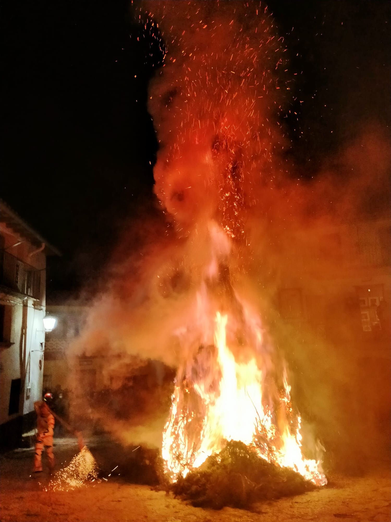 Las imágenes de la fiesta más rara de Sant Antoni en la Todolella, en octubre