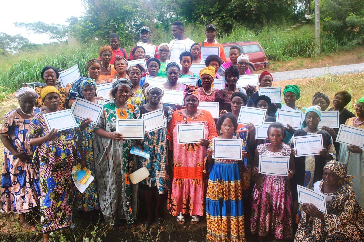 Dones participants en la formació a Nyanon i Boumnyebel mostren els diplomes acreditatius