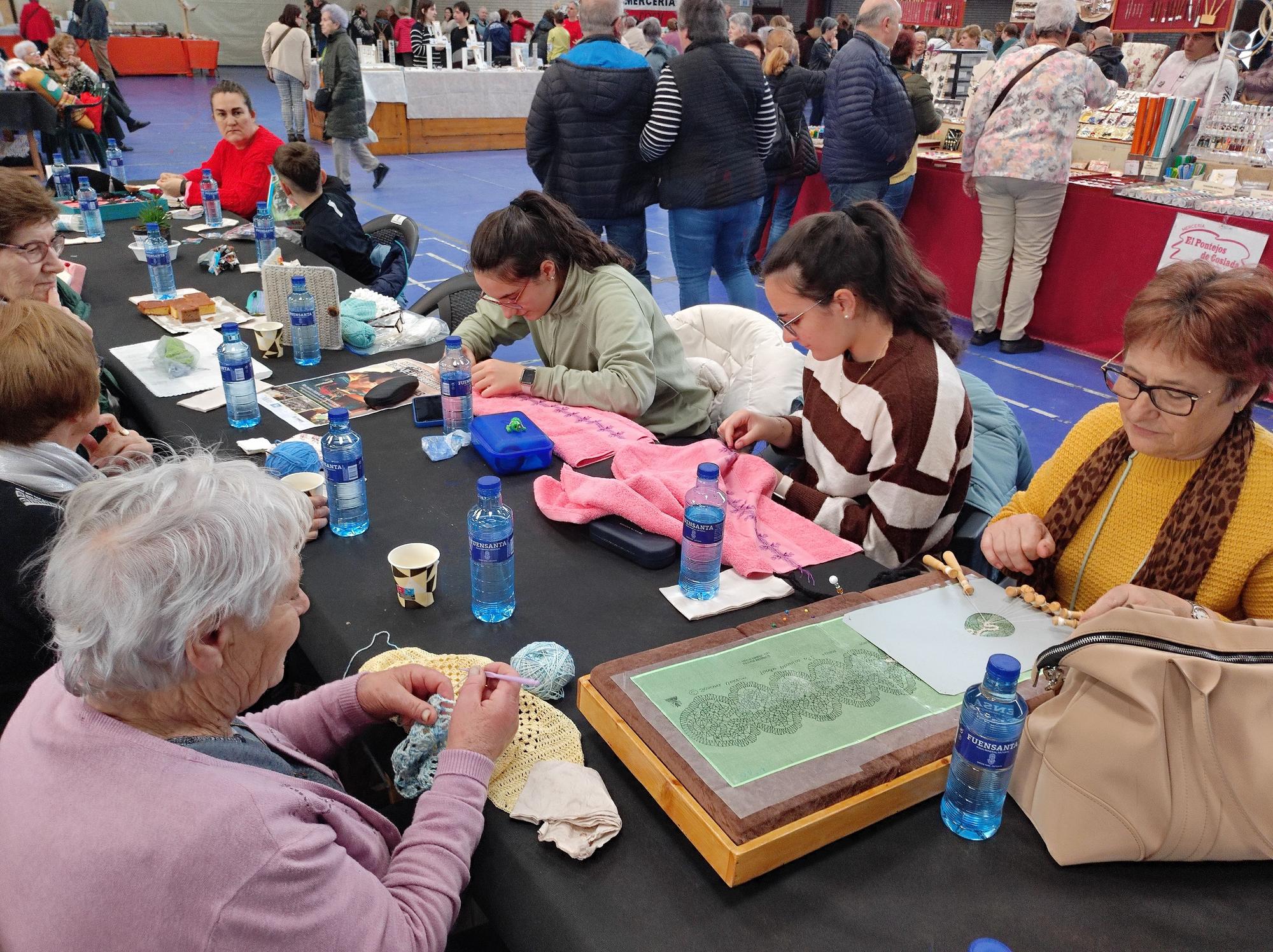 Un grupo de mujeres en el encuentro veigueño.