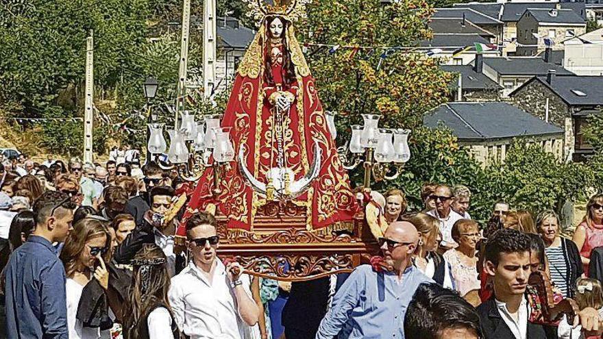 La Virgen Peregrina, portada a hombros en la procesión.