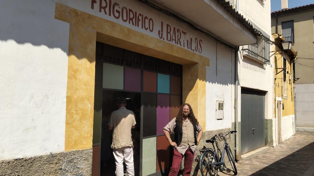 Miguel Elisandro Bueno a las puertas de su taller en el barrio de La Horta.