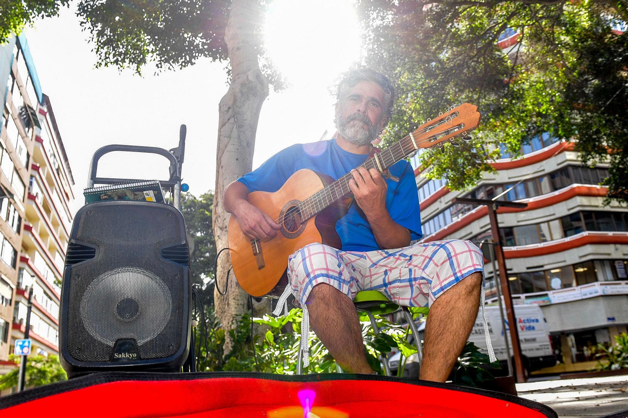 El músico callejero Fredy lleva 22 años tocando en las calles de la capital grancanaria.