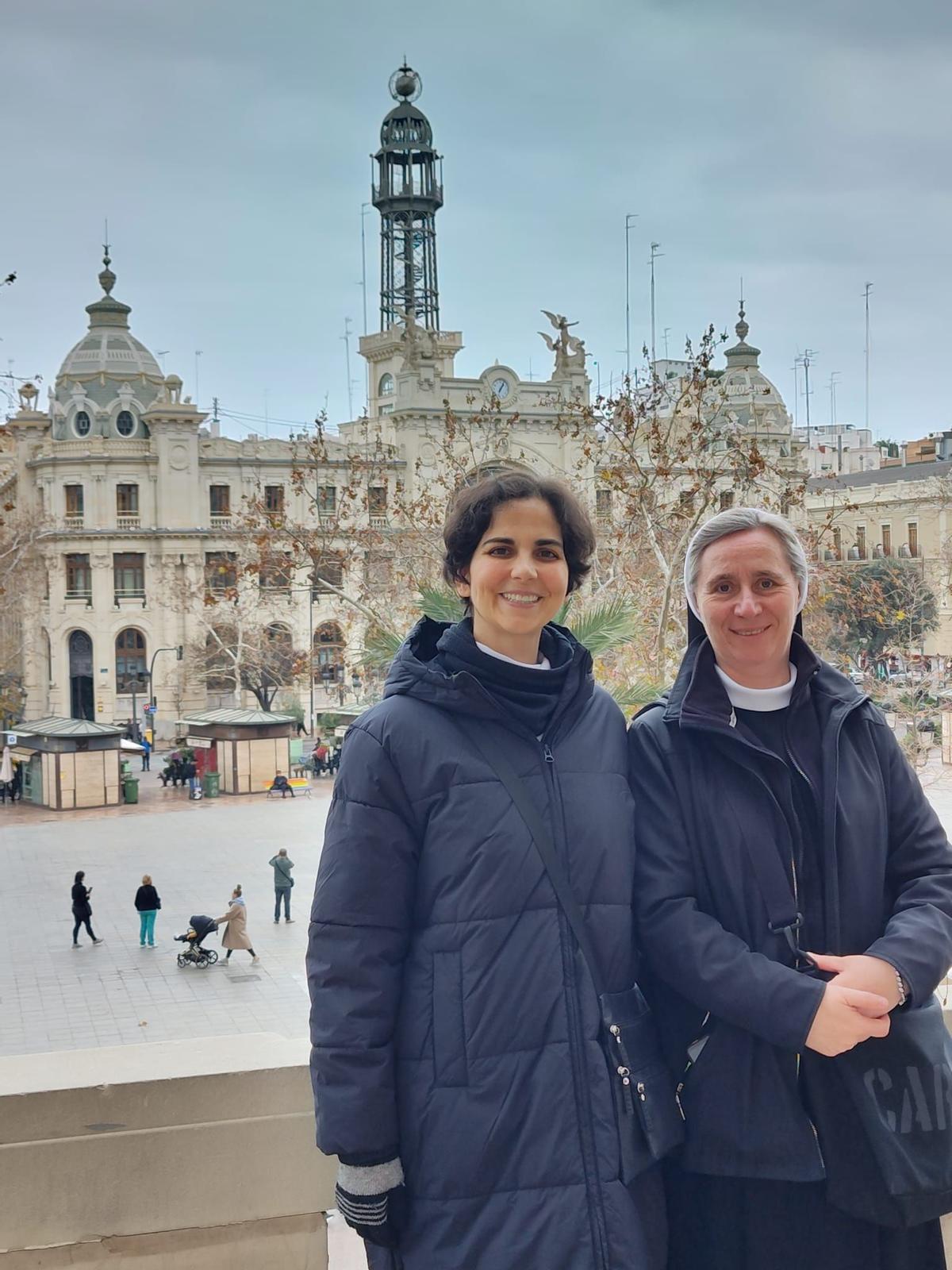 Montse, con otra religiosa de Varsovia, en València.