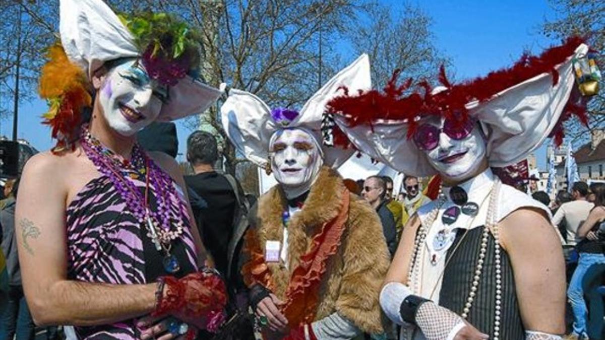 Militantes del movimiento homosexual desfilan en la plaza de la Bastilla contra los ataques homófobos.