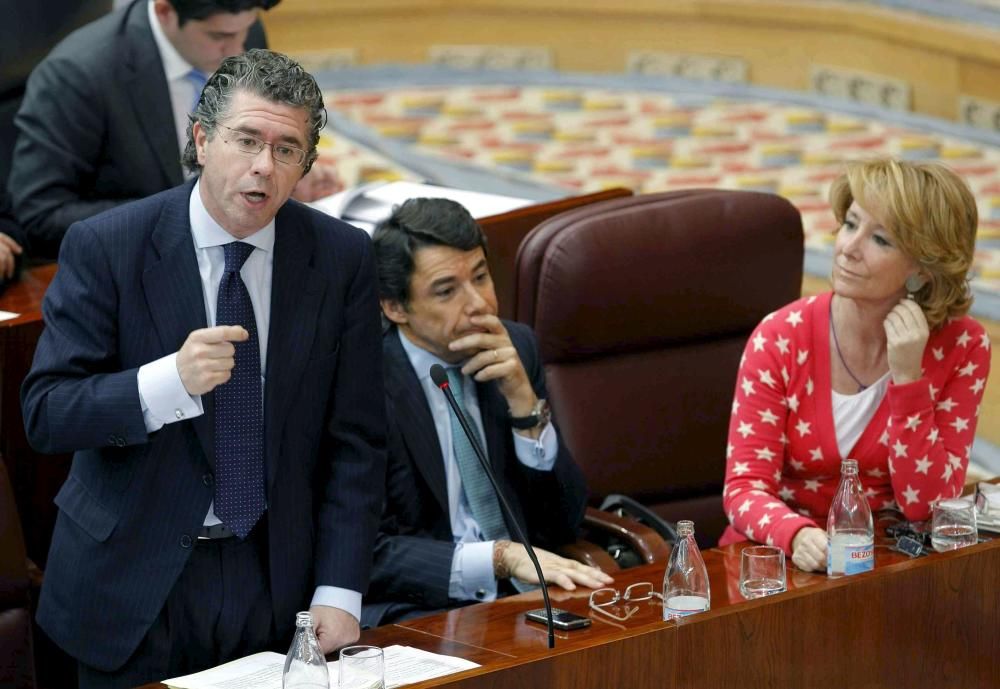 Imagen de 2009 en donde se puede ver al entonces consejero de Presidencia, Justicia e Interior, Francisco Granados (i), y la presidenta y vicepresidente de la Comunidad de Madrid, Esperanza Aguirre (d) e Ignacio González, respectivamente, durante un pleno de la Asamblea de Madrid.