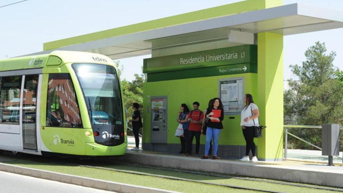 Usuarios esperando al Tranvía de Murcia en una de las paradas.