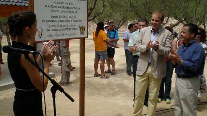 El director del IVAJ inaugura el complejo rural de Cueva Ahumada en la sierra callosina junto al alcalde de la localidad