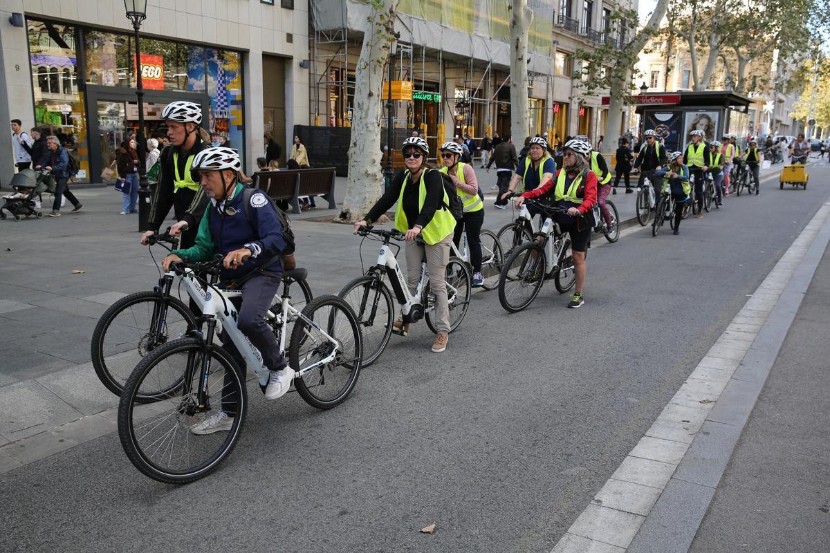 BARCELONA 17/11/2023 Barcelona Decrecimiento del aparcamiento en superficie en BCN, en la foto grupo de turistas en Bici, en el Pº de Gràcia. FOTO de RICARD CUGAT