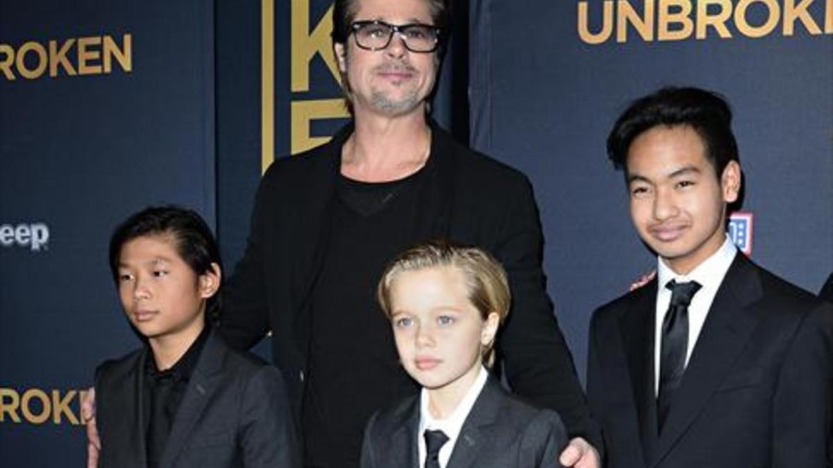 Brad Pitt posa con tres de sus seis hijos, en el estreno de la película 'Unbroken', en diciembre del 2014.