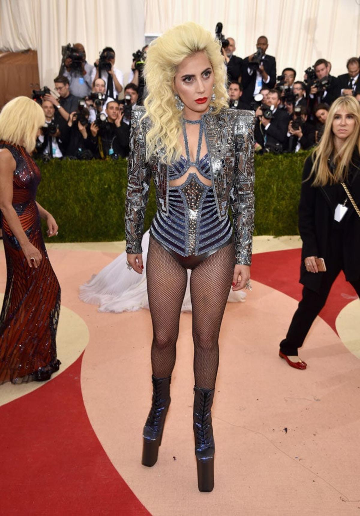 Lady Gaga, de Versace, en la alfombra roja de la gala Met 2016.