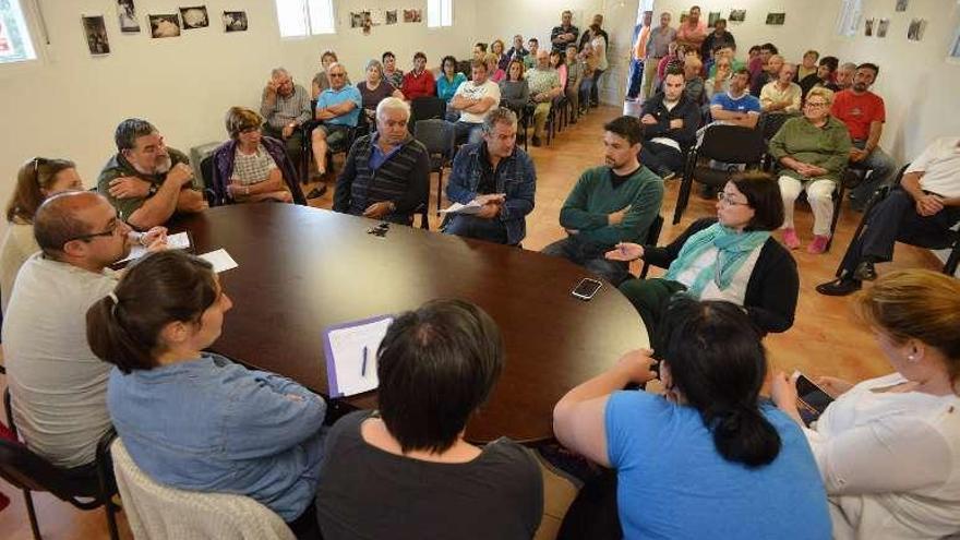 Reunión de vecinos en Postemirón afectados por el PXOM. // G. Santos