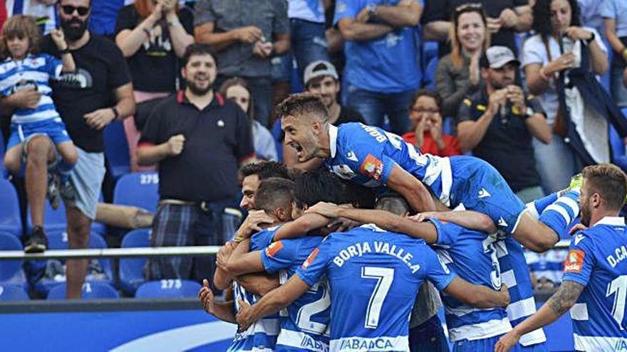 Los jugadores del Dépor celebran un gol, esta temporada, en Riazor.