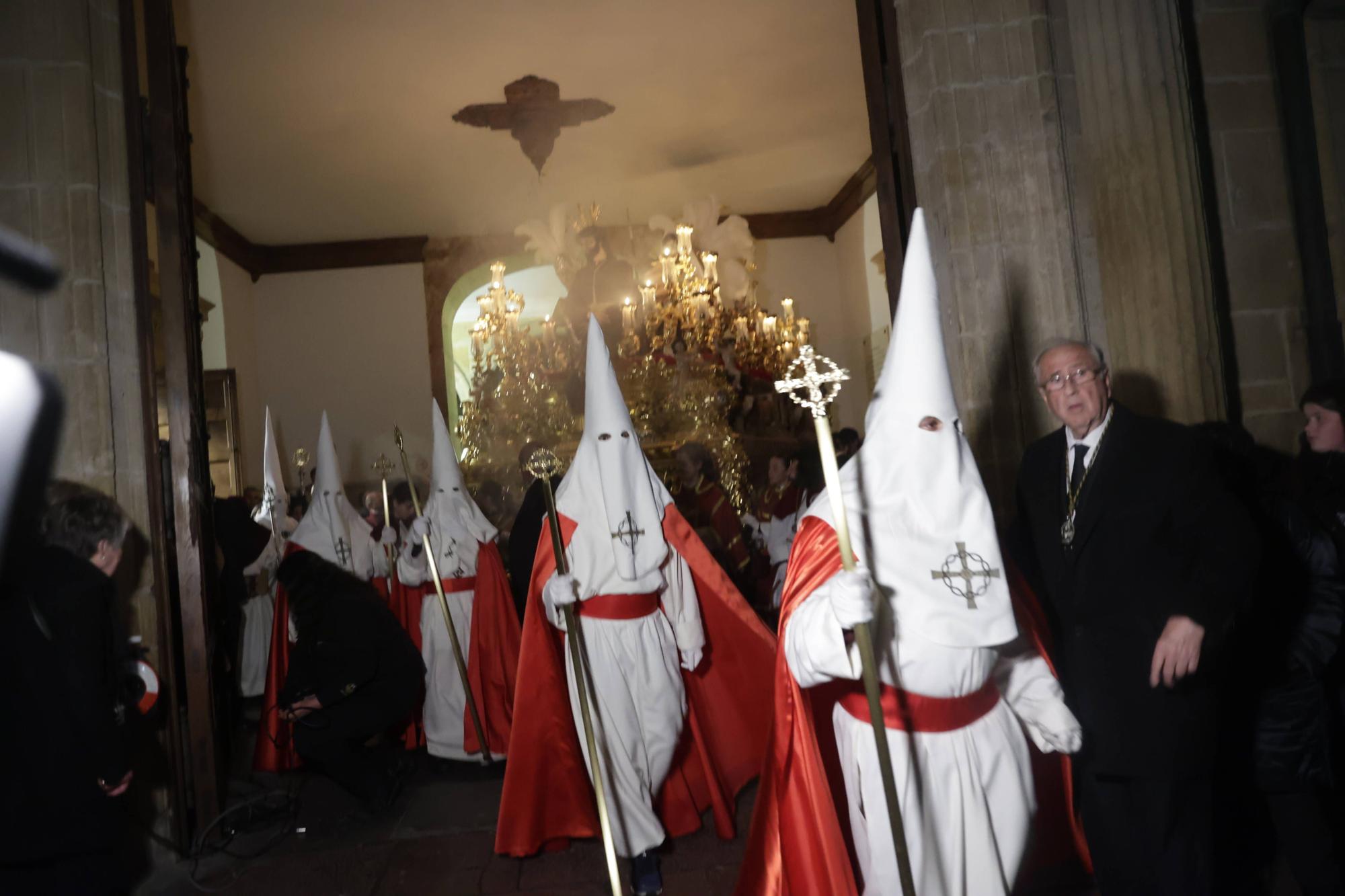 Así fue la procesión de la Madrugá en el Antiguo de Oviedo con una medianoche mágica