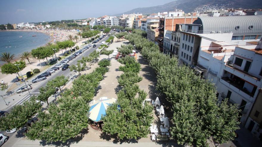 La plaça Catalunya de Roses, que es vol sotmetre a una remodelació · Diari de Girona