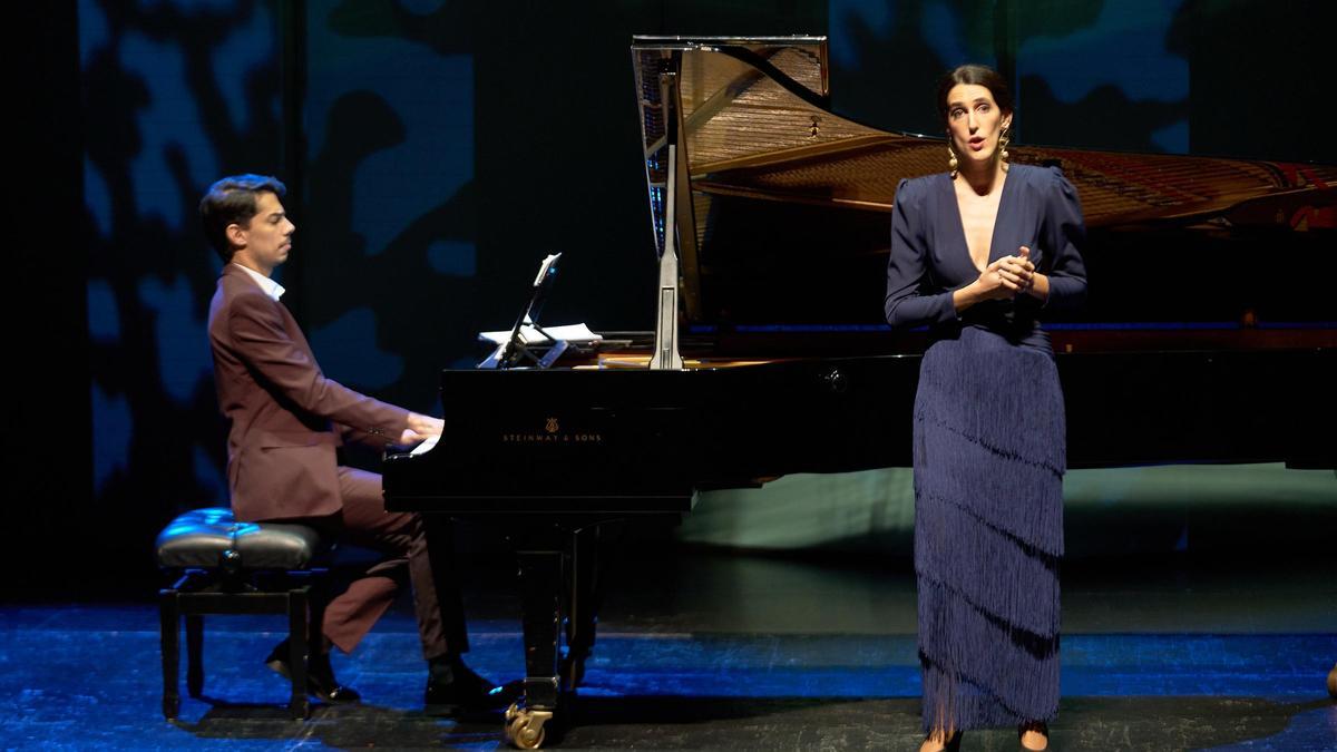 Soraya Méncid y Manuel Navarro en el escenario