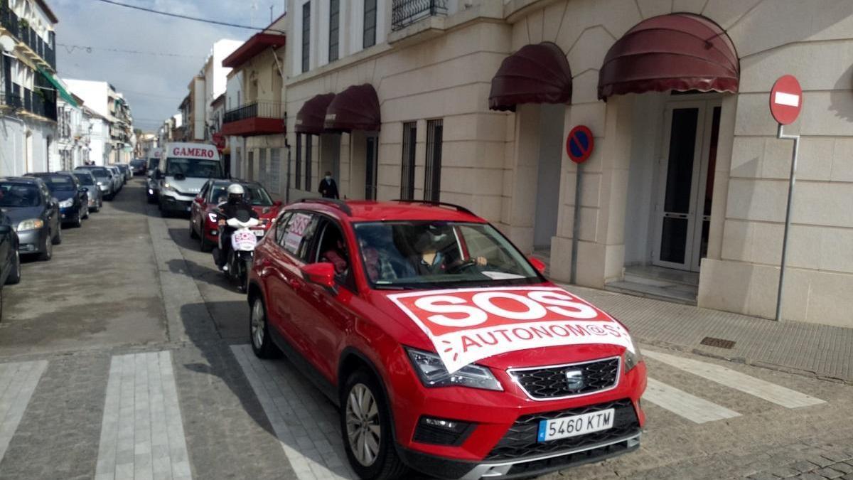 Los autónomos de Palma del Río lanzan un &quot;SOS&quot; desde una gran caravana de vehículos