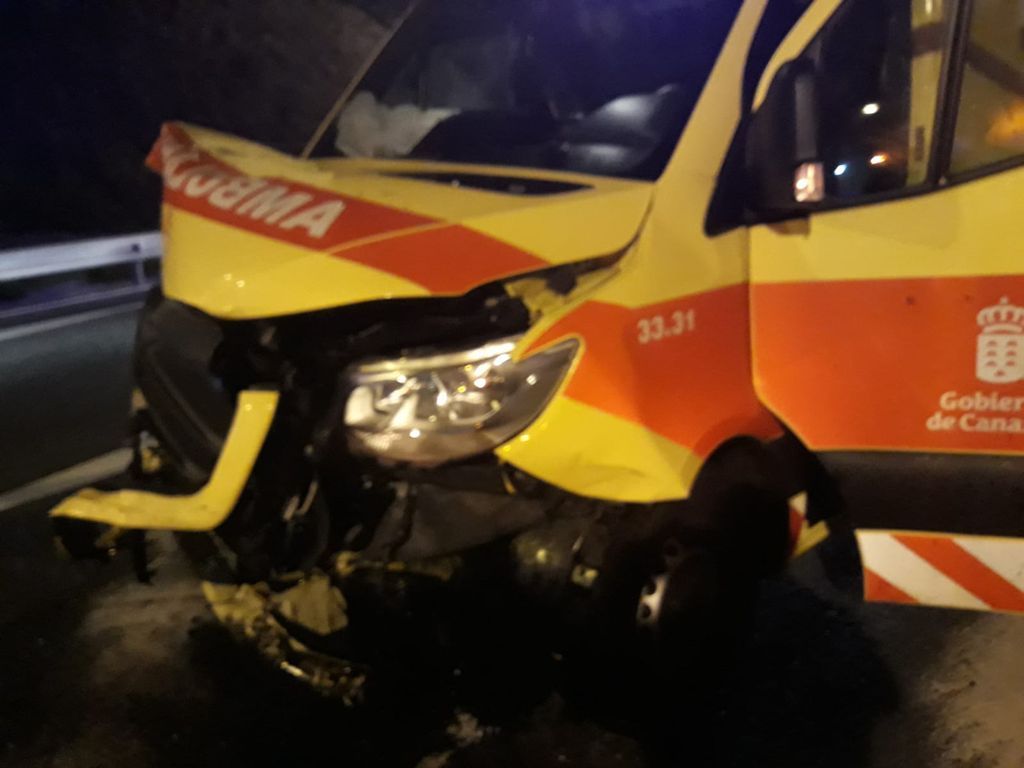 Accidente entre una ambulancia y dos coches en Las Palmas de Gran Canaria