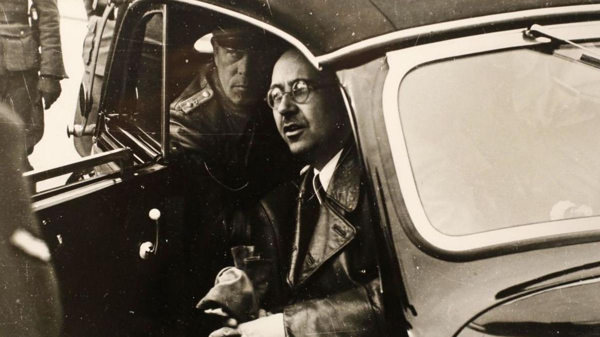 Heinrich Himmler cap de les temudes SS en una visita als camps d estermini