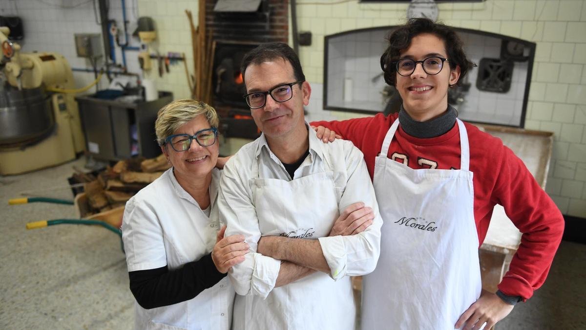 Rosa, Emilio y el hijo de éste, Simón, en la panadería Morales