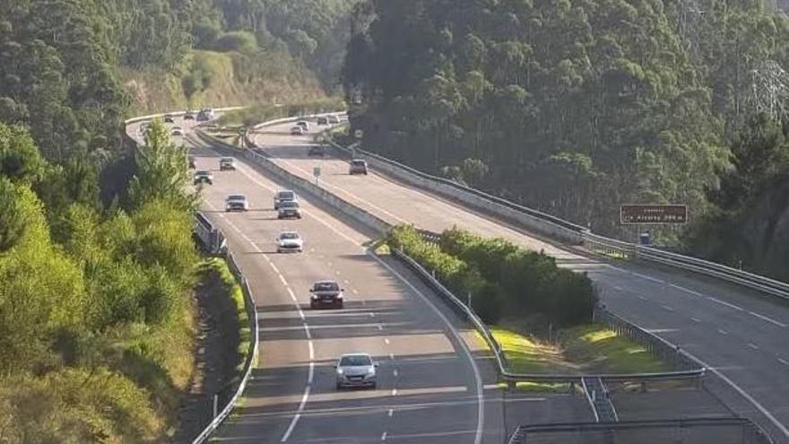 Retención kilométrica en la Autovía del Cantábrico, a la altura de Corvera, por una colisión entre dos vehículos