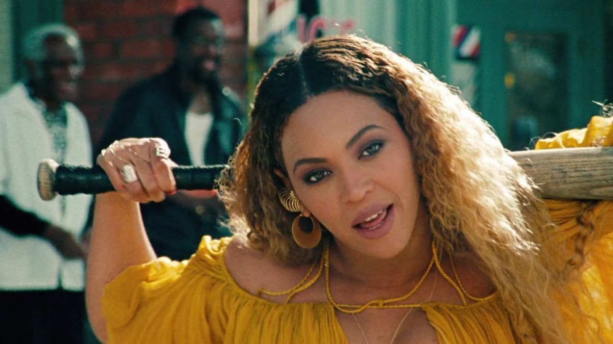 Beyoncé, bate en mano, en el videoclip 'Hold Up', de su álbum 'Lemonade'.