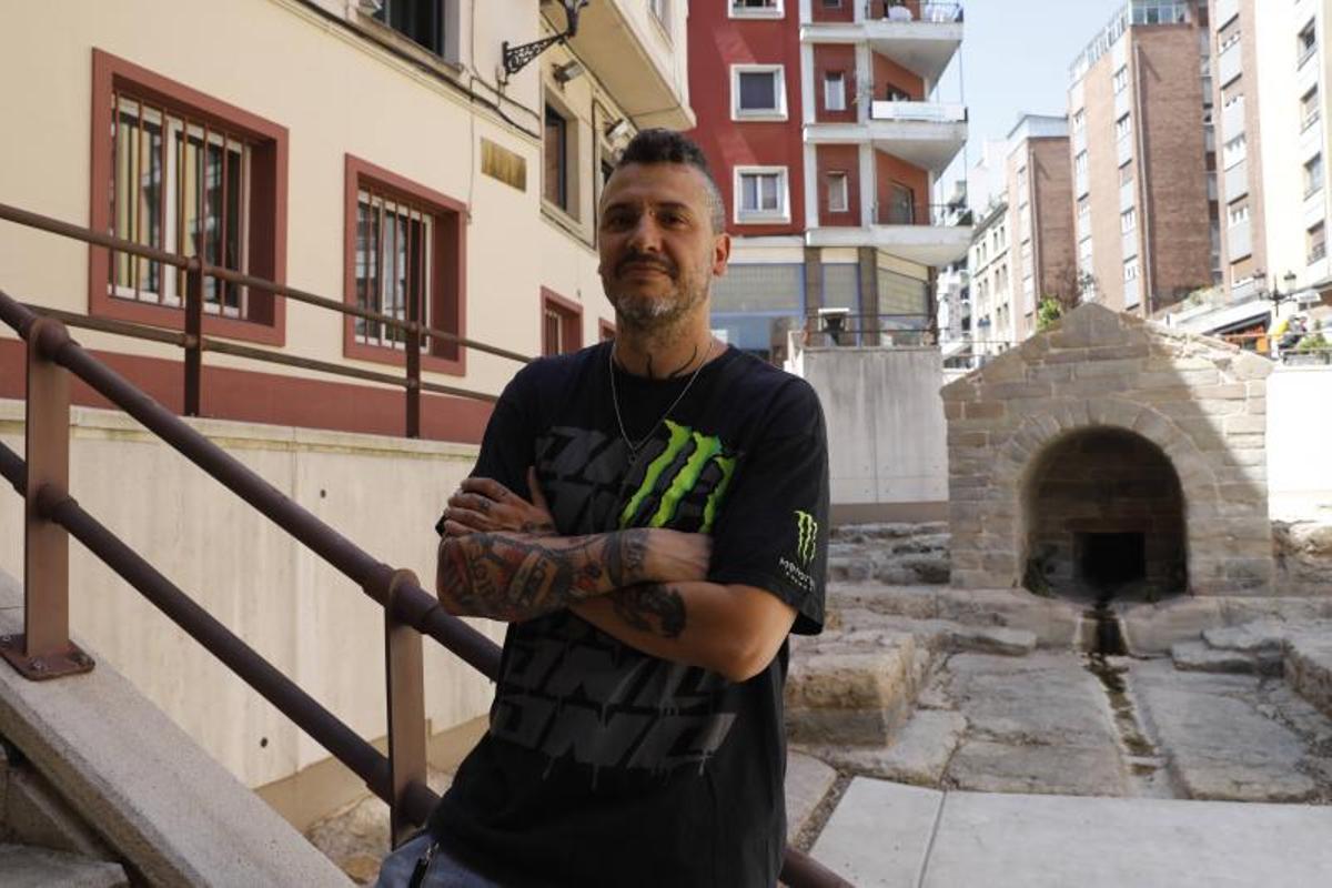 Ismael Otero ante la fuente recién restaurada.