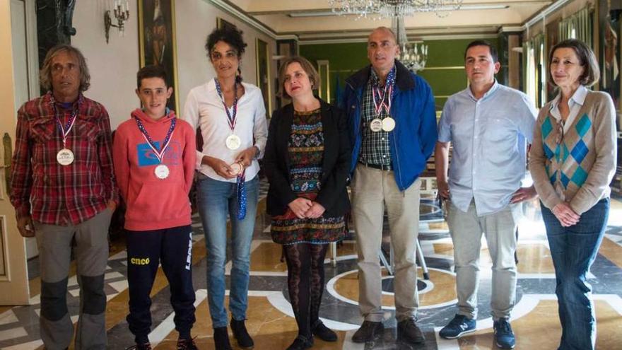 Por la izquierda, Manuel José Álvarez, Diego Díaz, Natalia Santa Bárbara, Ana Taboada (Somos), Gregorio Díaz, Fernando Villacampa (Somos) y Mercedes González (Somos), ayer, en el Ayuntamiento.