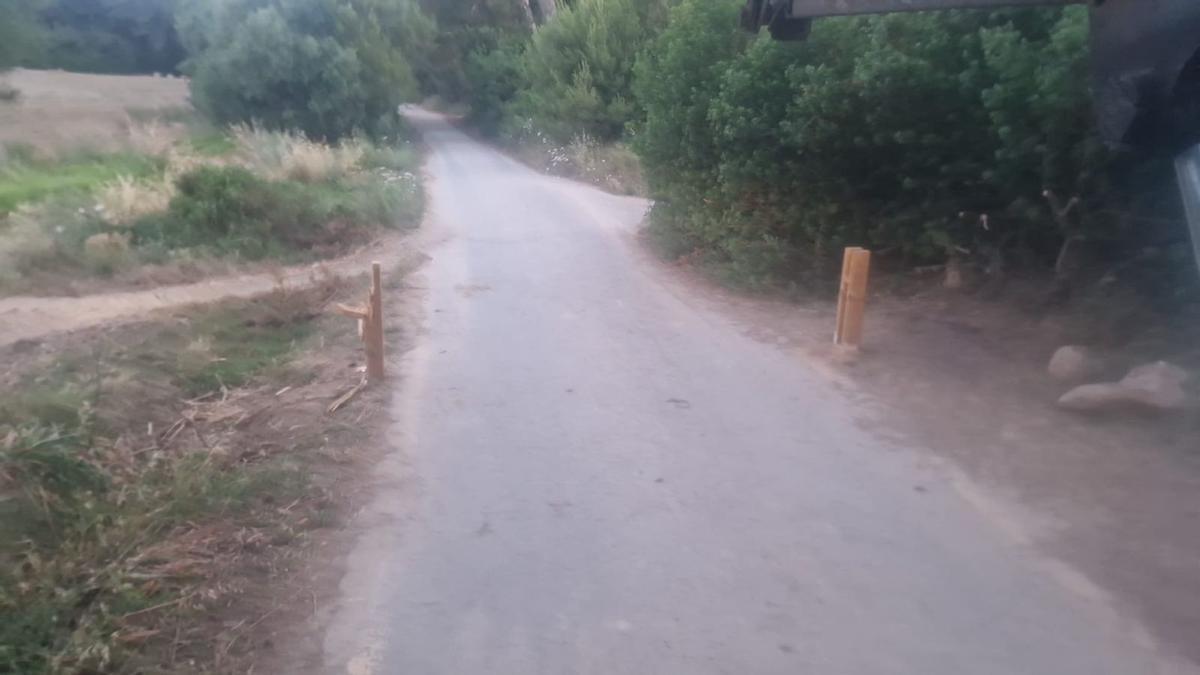Actos incívicos han roto la nueva barrera de acceso restringido a Cala Agulla.